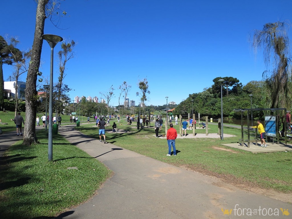 lindo dia de céu azul com as pessoas se exercitando no Parque Barigui