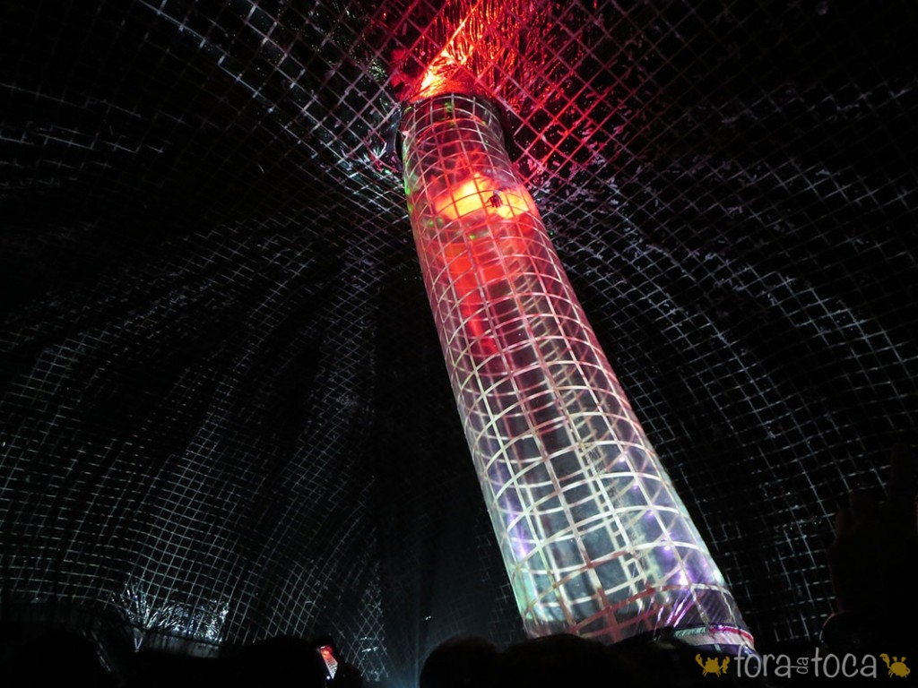 com a bolha plástica armada um túnel desce no meio da plateia, essa parte do show só teve em SP