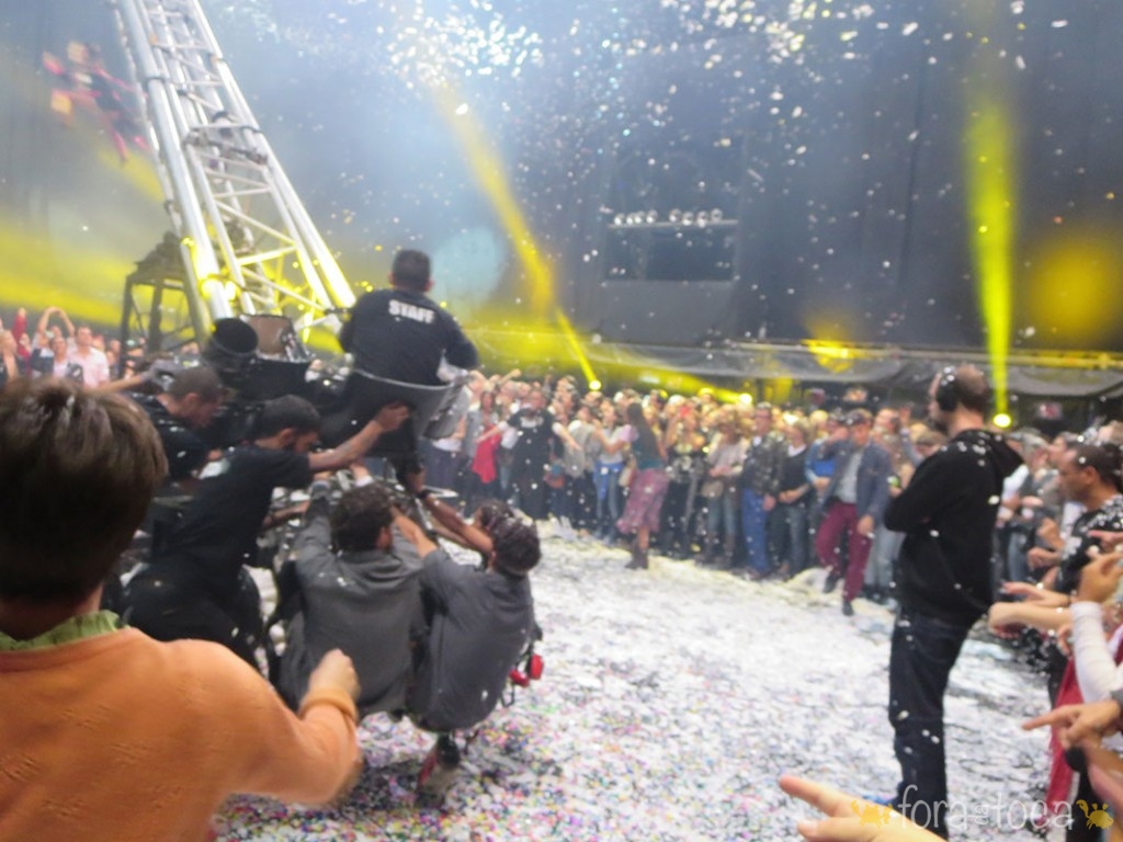 5 membros da equipe do show arrasta a grua com uma das atrizes pendurada por um cabo