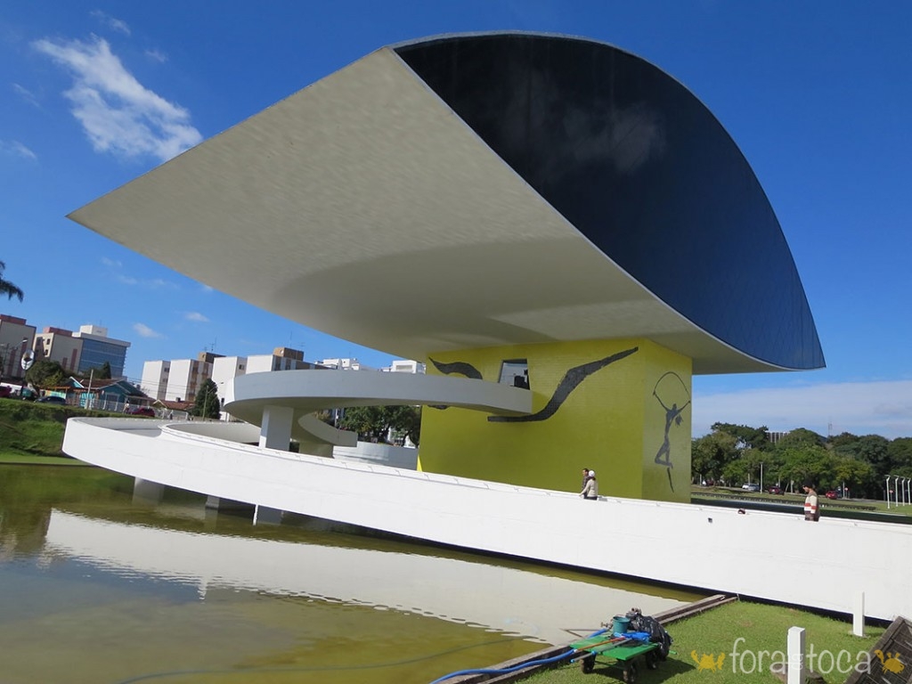 museu Oscar Niemayer em Curitiba, vista com a rampa e o lago