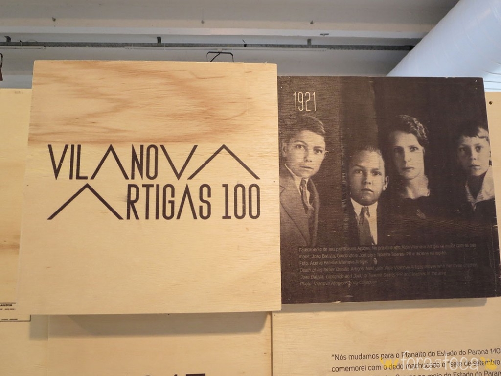 detalhe do painel da linha do tempo da exposição no MON do arquiteto Vila Novas Artigas
