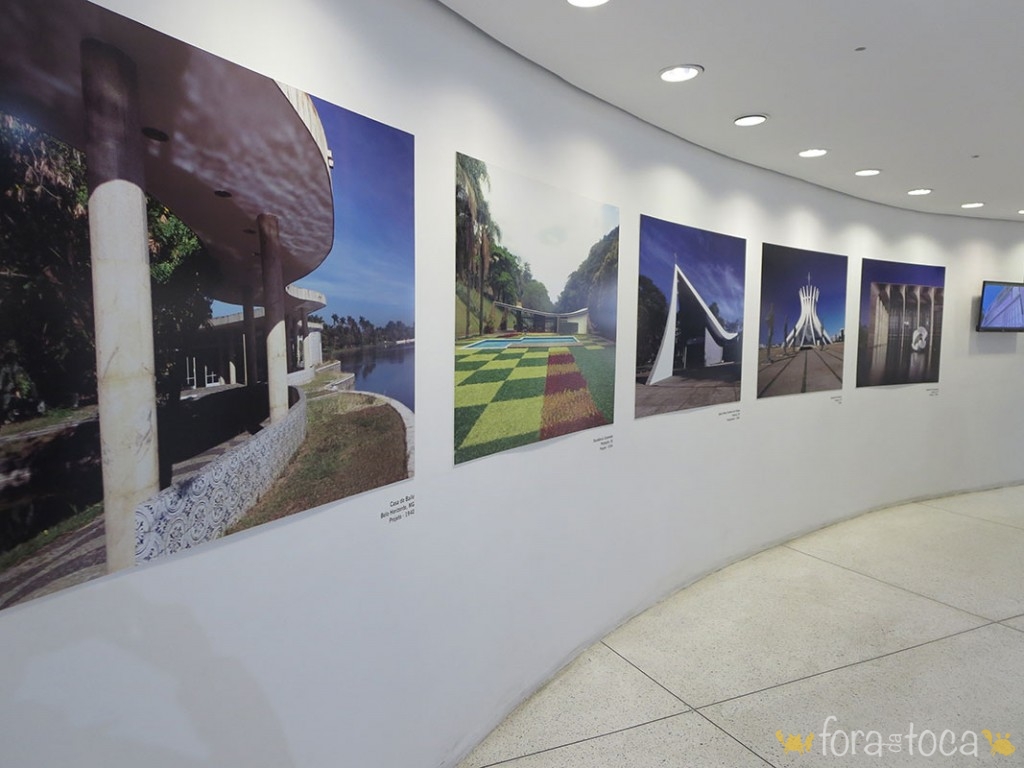parede em curva com algumas reproduções fotográficas das obras de Oscar Niemayer na exposição sobre ele no MON