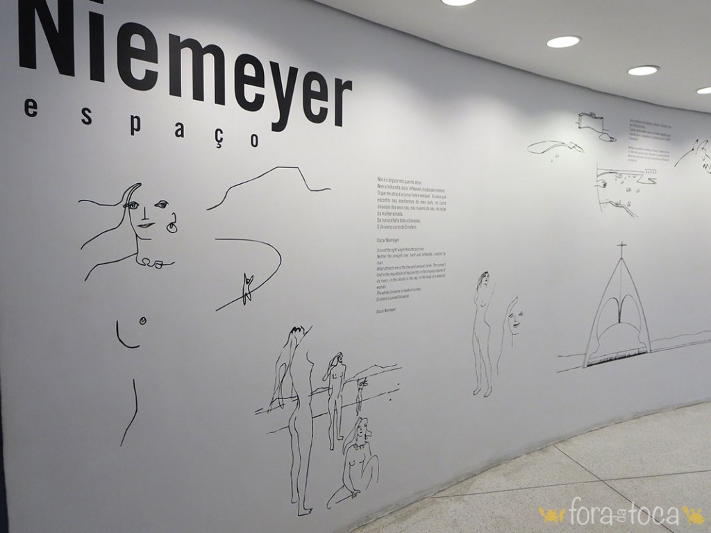 parede em curva com alguns dos desenhos de Oscar Niemayer na exposição sobre ele no MON