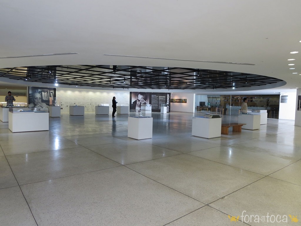 sub-solo do prédio anexo do MON com exposição sobre Oscar Niemayer