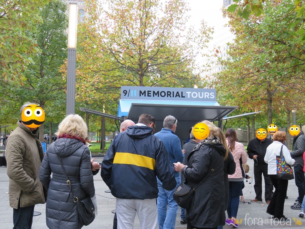 diversos turistas em fila para reservar o tour para o memorial 11 de setembro