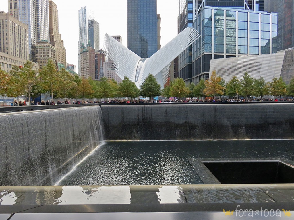 uma das piscinas do memorial 11 de setembro já com a estação / shopping construído ao fundo em 2016