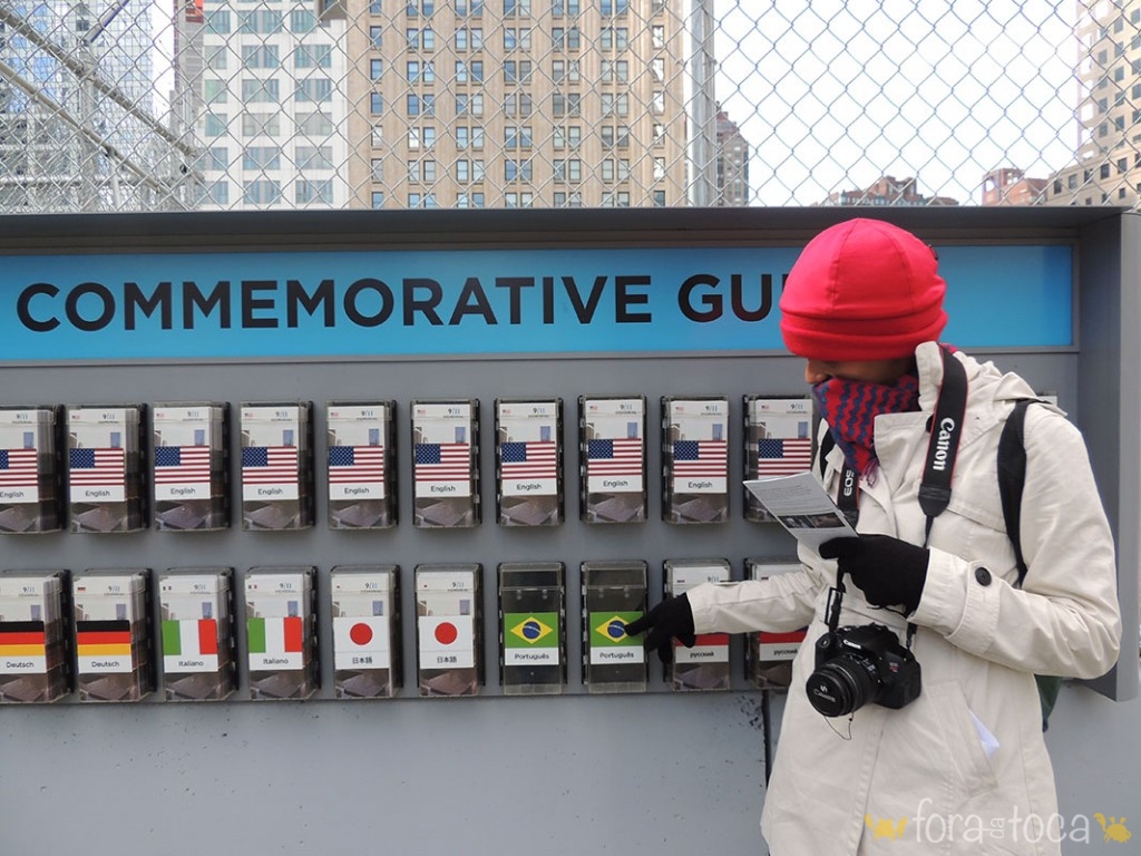 Julia aponta para guias impressos do memorial 11 de setembro em 2013