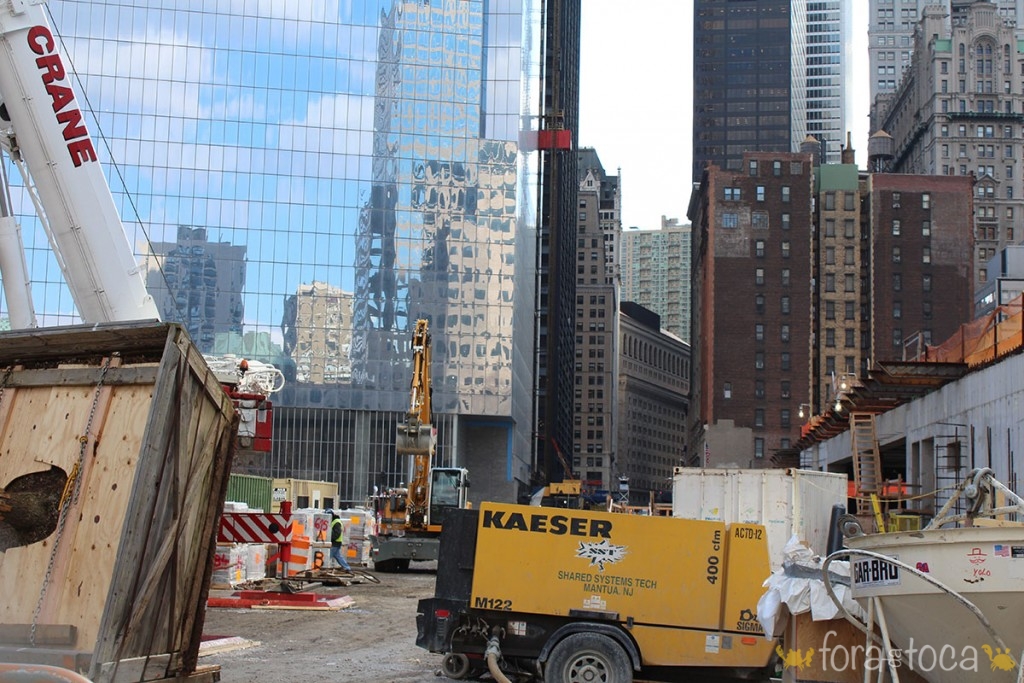 canteiro de obras do One World Trade Center ainda com máquinas  em 2013