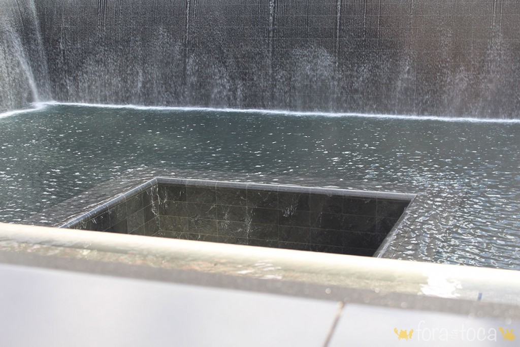 detalhe do fosso onde a água da piscina do memorial cai, não é possível ver o fundo