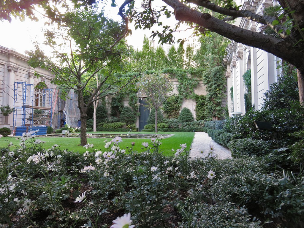 Jardim secundário da mansão Frick localizado na rua 70