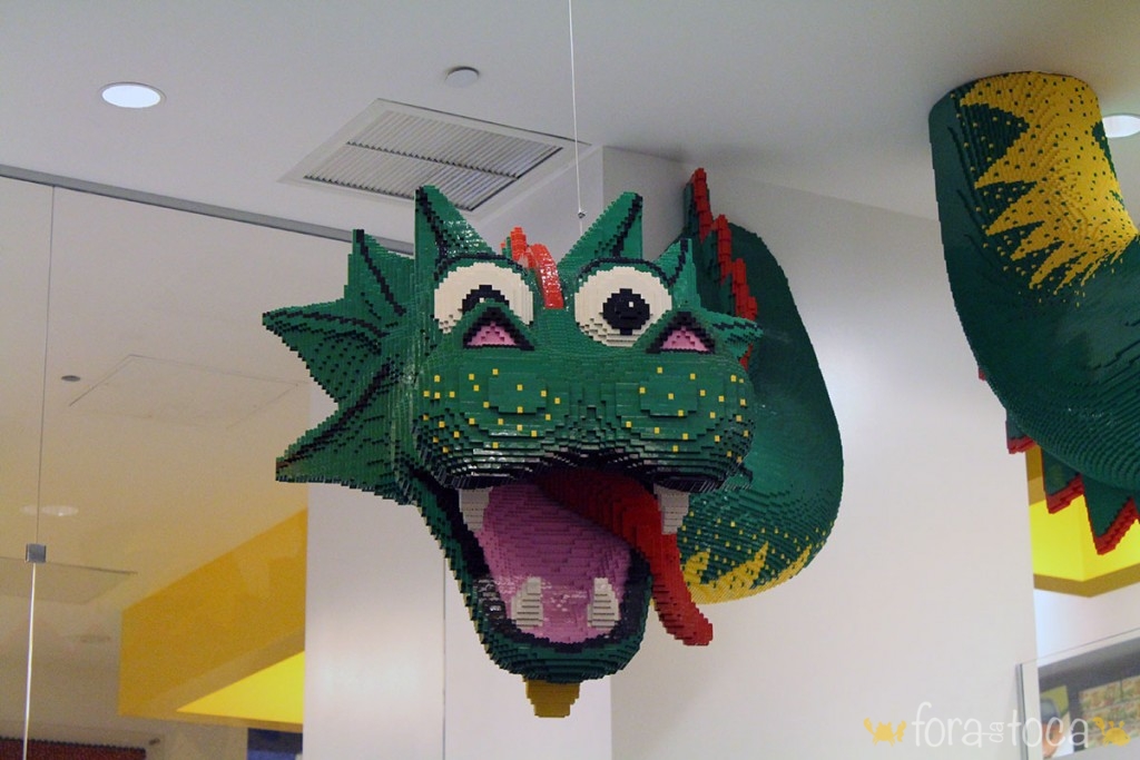 detalhe do dragão da Lego store