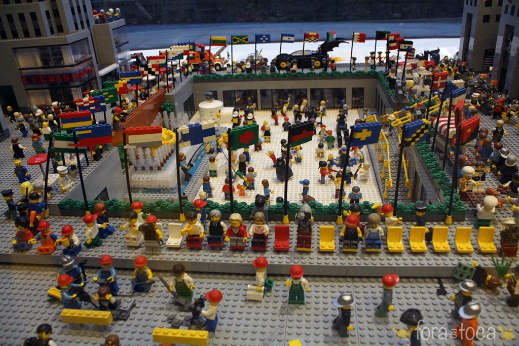 detalhe da réplica do Rockfeller center feito de lego na Lego store