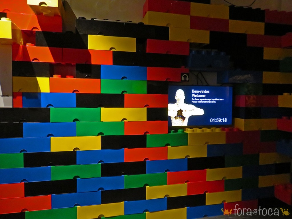 Essa parede é toda feita de caixas em formato de Lego, eu tenho uma caixinha desse tipo é uma loucura