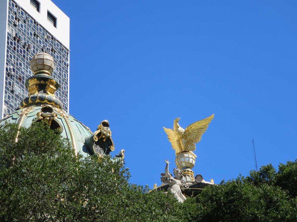 a águia maravilhosa do municipal no contraste com o céu