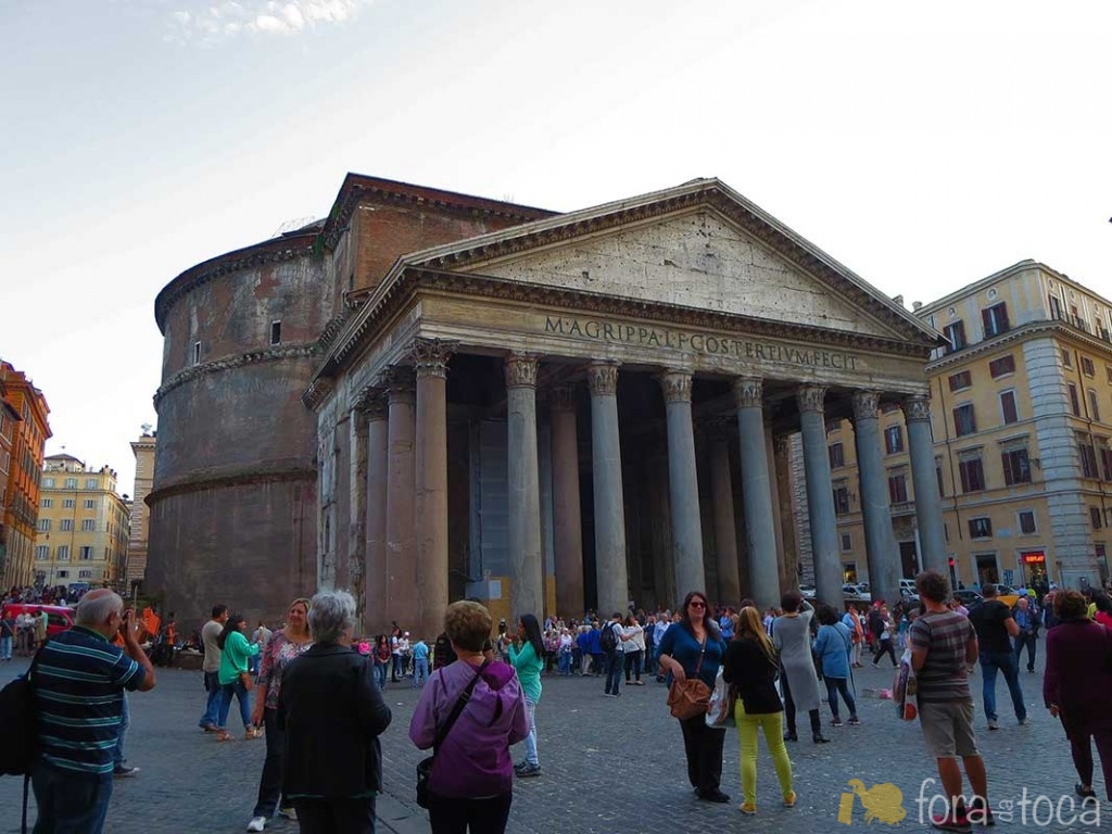uma beleza só chegar na praça e dar de cara com o Pantheon
