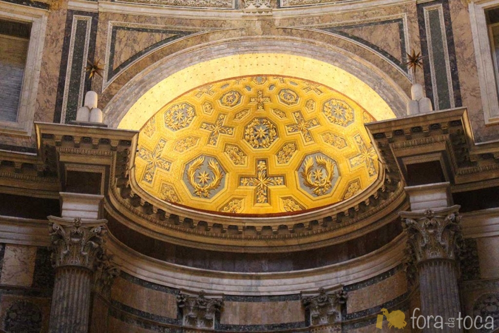 detalhe da cúpula dedo altar