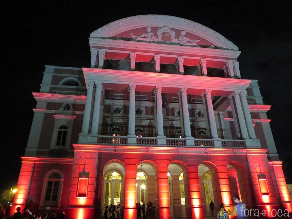 fachada do Teatro Amazonas iluminado a noite