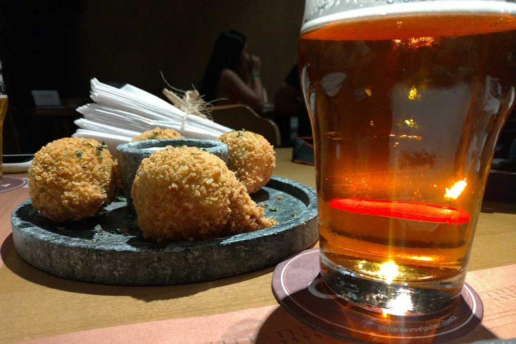 cervejas artesanais maravilhosas e uma coxinha de caranguejo que nossa senhora